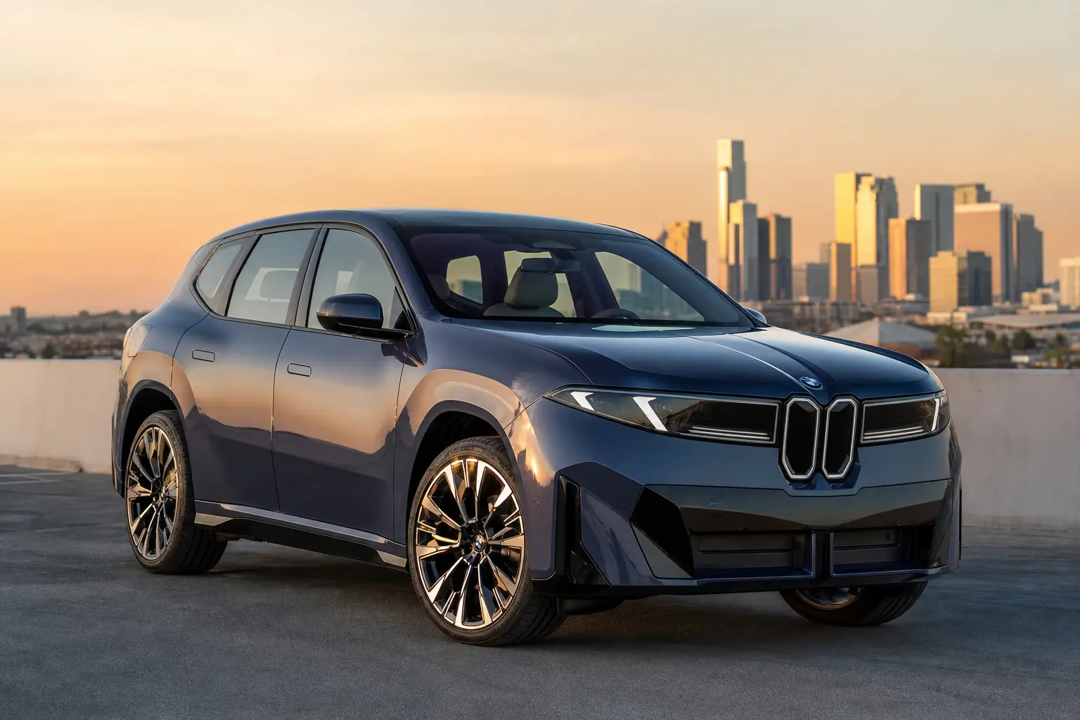 BMW iX3 топ версія 2026 на вулиці — вид три чверті спереду з акцентом на дизайн і колеса